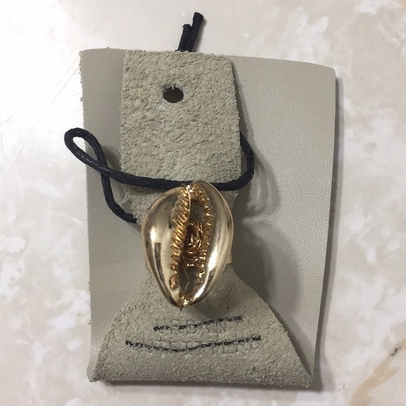 Urban Outfitters Gold Cowrie Shell Ring - Picture 4 of 10